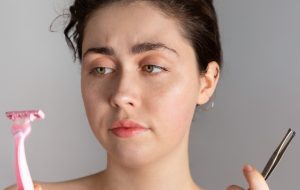 علت موهای زائد زیر چانه