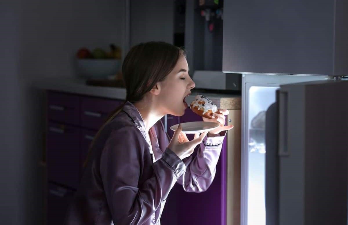 علت پرخوری شبانه