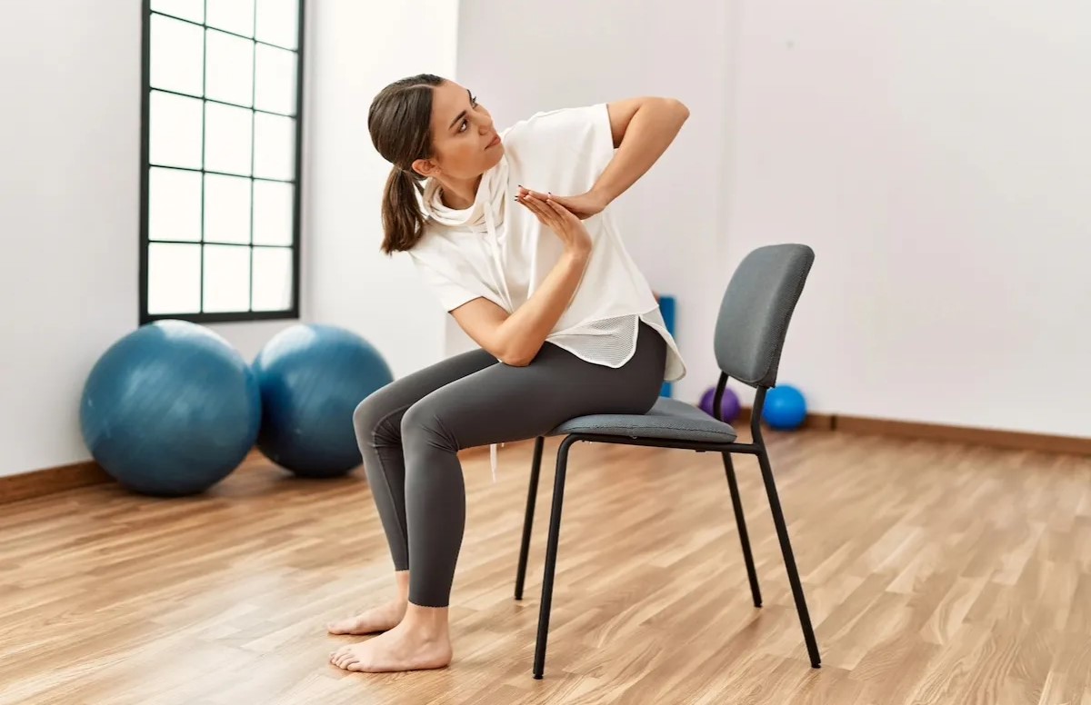 چرخش بالاتنه - ورزش های نشسته روی صندلی