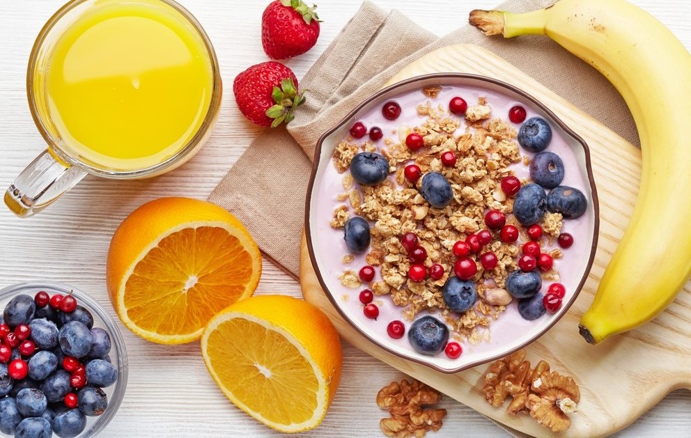 ماست یونانی و میوه - صبحانه رژیمی بدنسازی