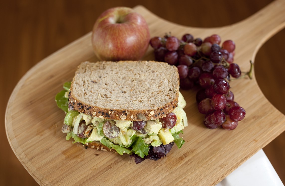 ساندویچ مرغ و آووکادو - فست فود رژیمی