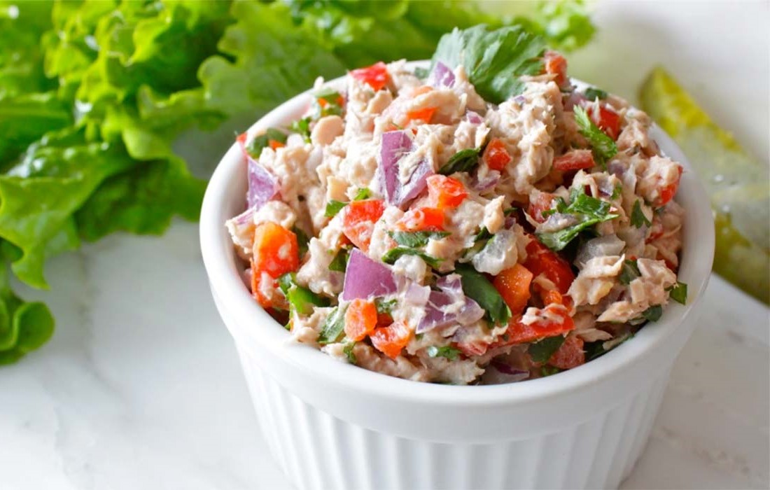 سالاد تن ماهی - غذاهای بدون روغن برای شام