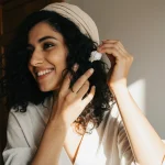 دختری ایرانی در حال مراقبت از موی فر خود است