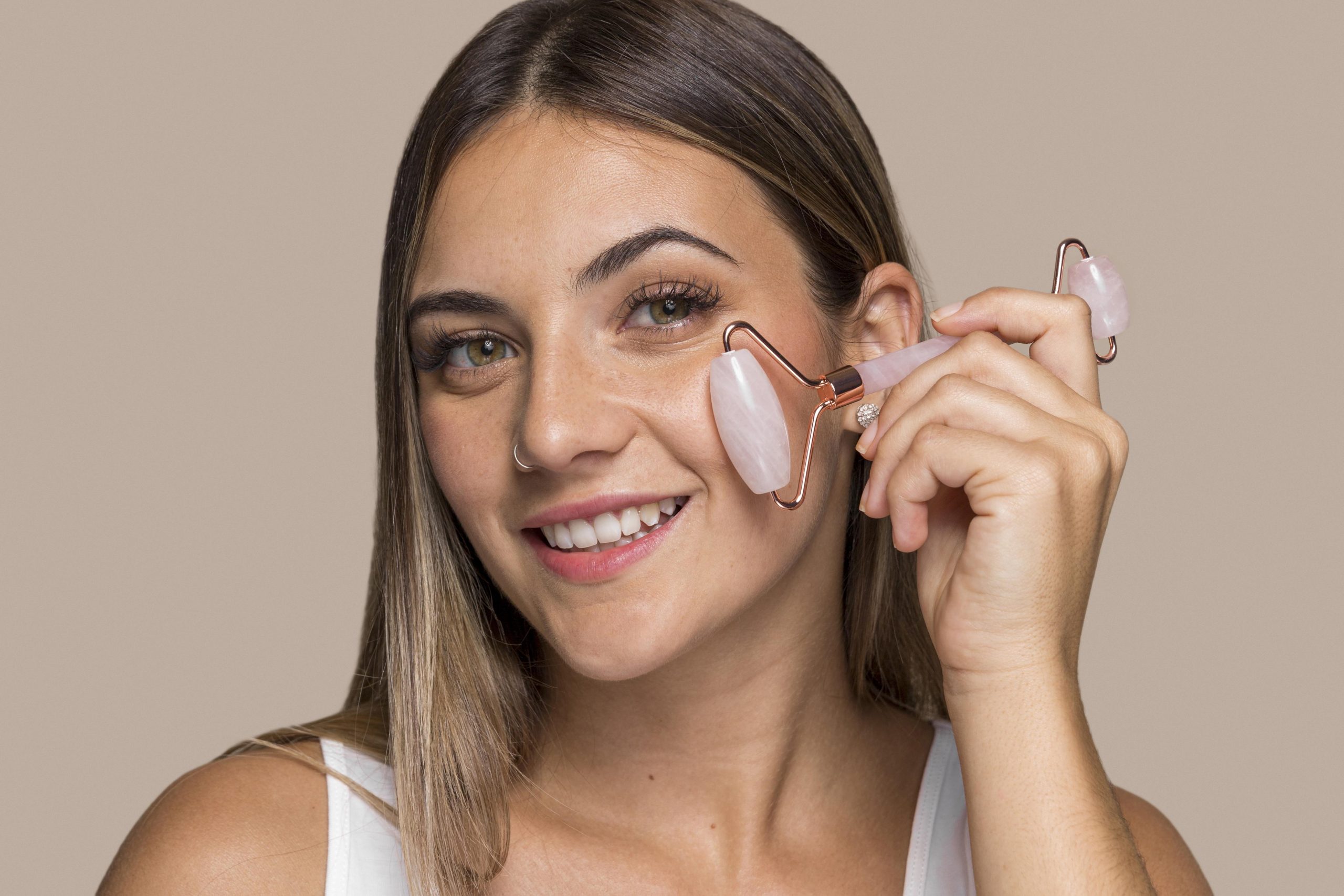 ماساژ صورت با جیدرولر